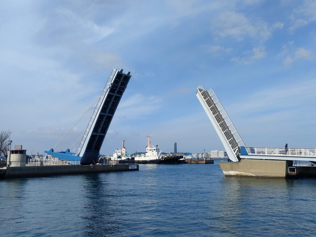 ブルーウィングもじ開橋