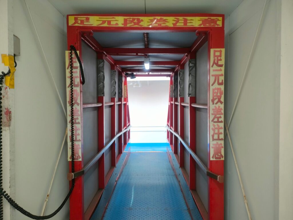 フェリーへの連絡橋