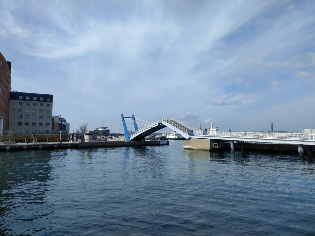 ブルーウィングもじの左側も開橋