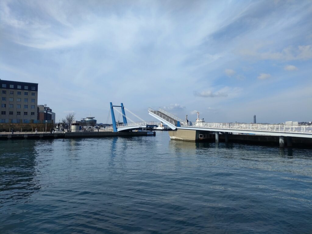 ブルーウィングもじの右側が開橋